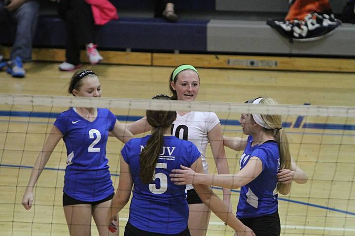 Hannah playing volleyball for NKJV mpw_img_5636.jpg (51 k)