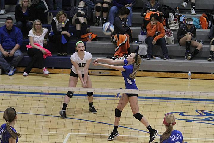 Hannah playing volleyball for NKJV mpw_img_5715.jpg (68 k)