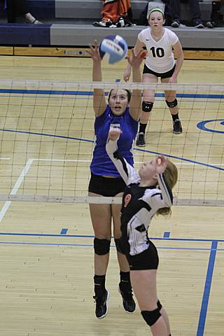 Hannah playing volleyball for NKJV mpw_img_5926.jpg (32 k)