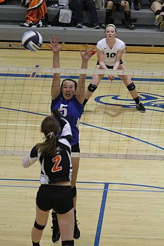 Hannah playing volleyball for NKJV mpw_img_5943.jpg (33 k)