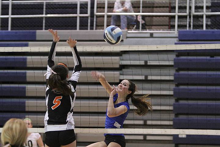 Hannah playing volleyball for NKJV mpw_img_6772.jpg (57 k)